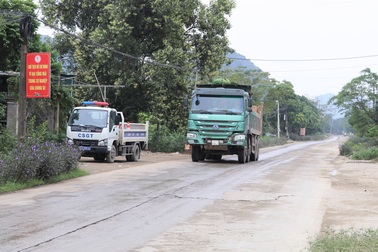 Dân chặn đường “cầu cứu” chính quyền vì xe tải hoành hành ngày đêm