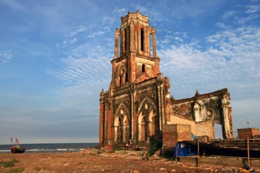 Gần Hà Nội có một bãi biển đẹp yên bình không phải ai cũng biết