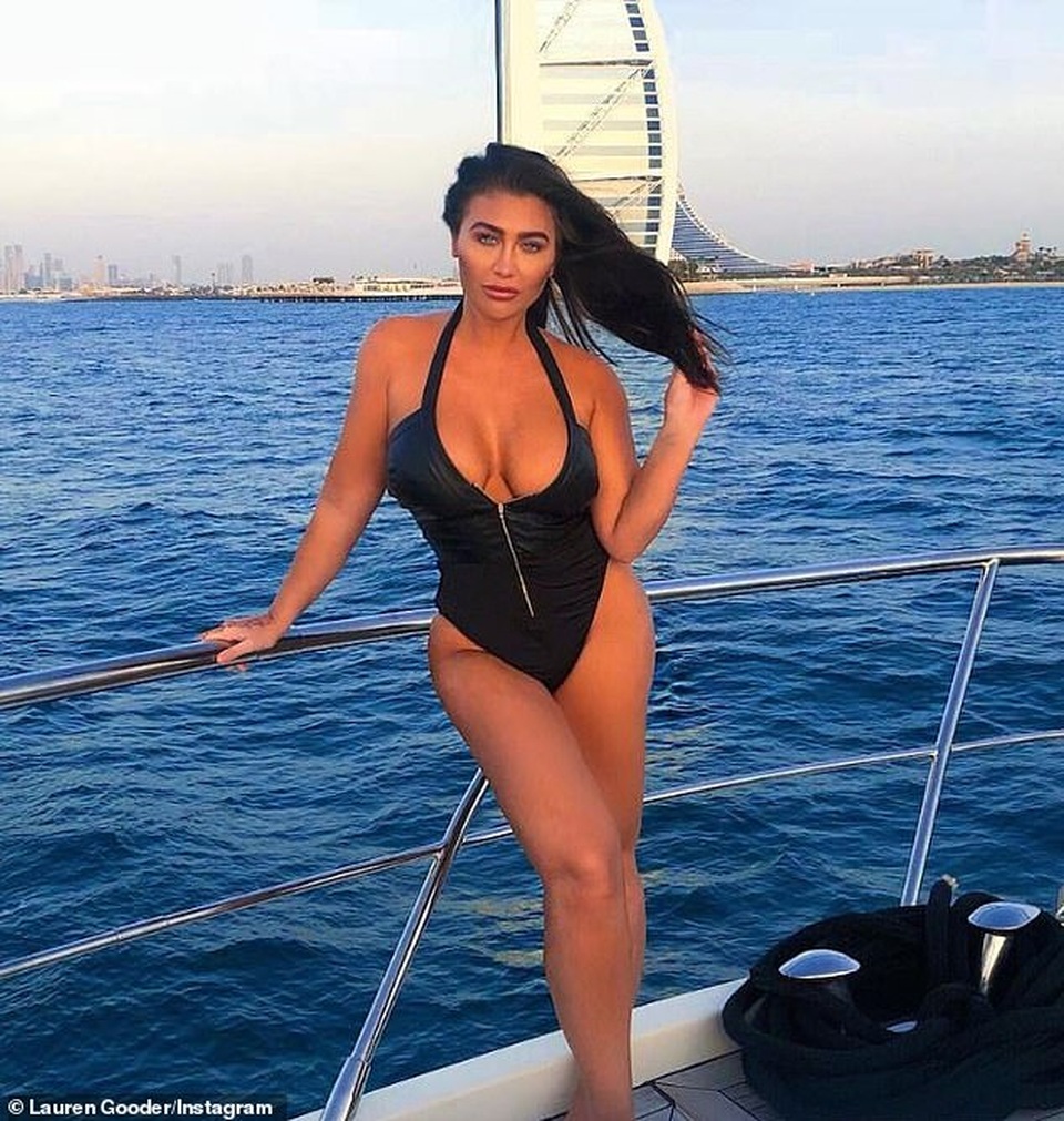 Lauren Goodger phản pháo khi bị chỉ trích vì chụp ảnh nude - 2 Lauren Goodger phản pháo khi bị chỉ trích vì chụp ảnh nude - 2