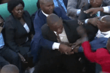 Chính trị gia cầm ghế xô xát ngay tại nghị trường