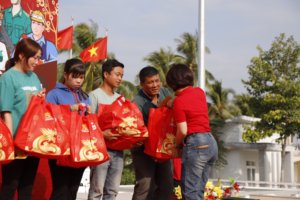 Bia Saigon lan tỏa Tết ấm áp đến người lao động, ngư dân, chiến sĩ - 4 Bia Saigon lan tỏa Tết ấm áp đến người lao động, ngư dân, chiến sĩ - 4