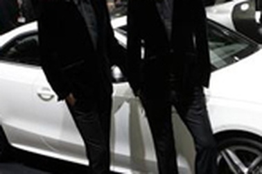 Người mẫu nam - "gia vị" mới của các cuộc triển lãm ô tô