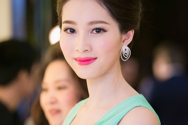 Hoa hậu Thu Thảo đẹp dịu dàng với váy xanh bạc hà