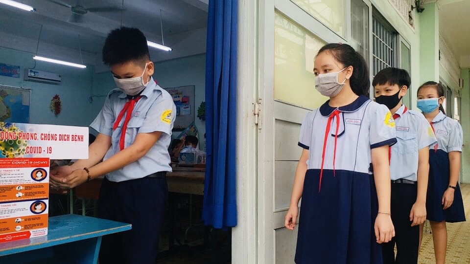 Học sinh tiểu học đi học lại: Chào cờ trong lớp, phụ huynh không vào trường - 3 Học sinh tiểu học đi học lại: Chào cờ trong lớp, phụ huynh không vào trường - 3
