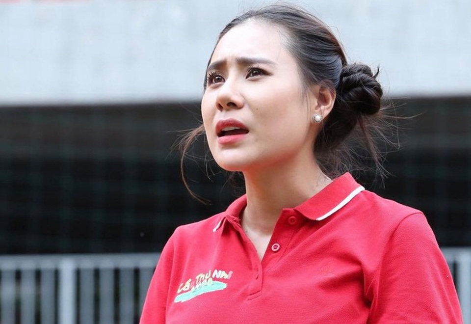 Diễn viên Hồ Bích Trâm bật khóc khi quê nhà tan hoang trong bão số 9 - 2 Diễn viên Hồ Bích Trâm bật khóc khi quê nhà tan hoang trong bão số 9 - 2