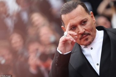 Johnny Depp được săn đón ở Cannes như chưa từng bị tẩy chay