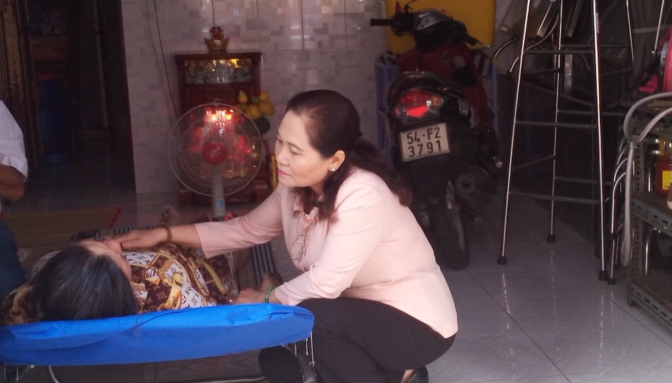 Bí thư TPHCM viếng đám tang cháu bé bị cây phượng đè tử vong - 2 Bí thư TPHCM viếng đám tang cháu bé bị cây phượng đè tử vong - 2
