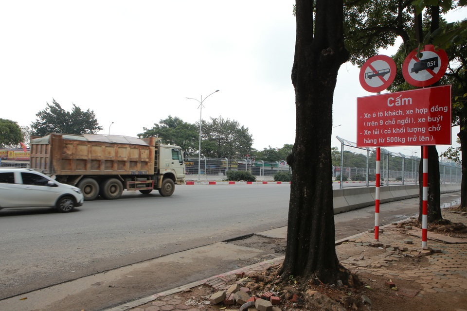 Bất chấp lệnh cấm nhiều xe tải hạng nặng vẫn ngạo nghễ vào đường đua F1 - 2 Bất chấp lệnh cấm nhiều xe tải hạng nặng vẫn ngạo nghễ vào đường đua F1 - 2