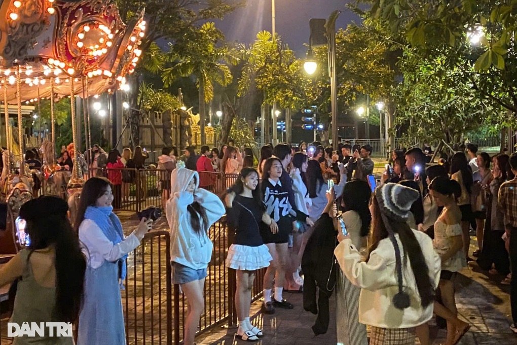 Giới trẻ đi từ sớm, chen nhau check-in vòng quay ngựa gỗ ở Đà Nẵng - 1 Giới trẻ đi từ sớm, chen nhau check-in vòng quay ngựa gỗ ở Đà Nẵng - 1