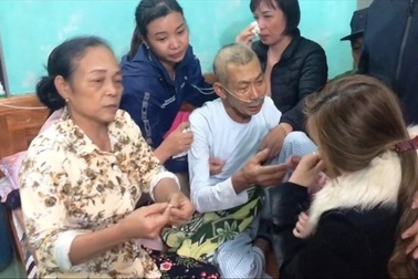 Xúc động hình ảnh người cha trước lúc đi xa tặng quà động viên con cháu