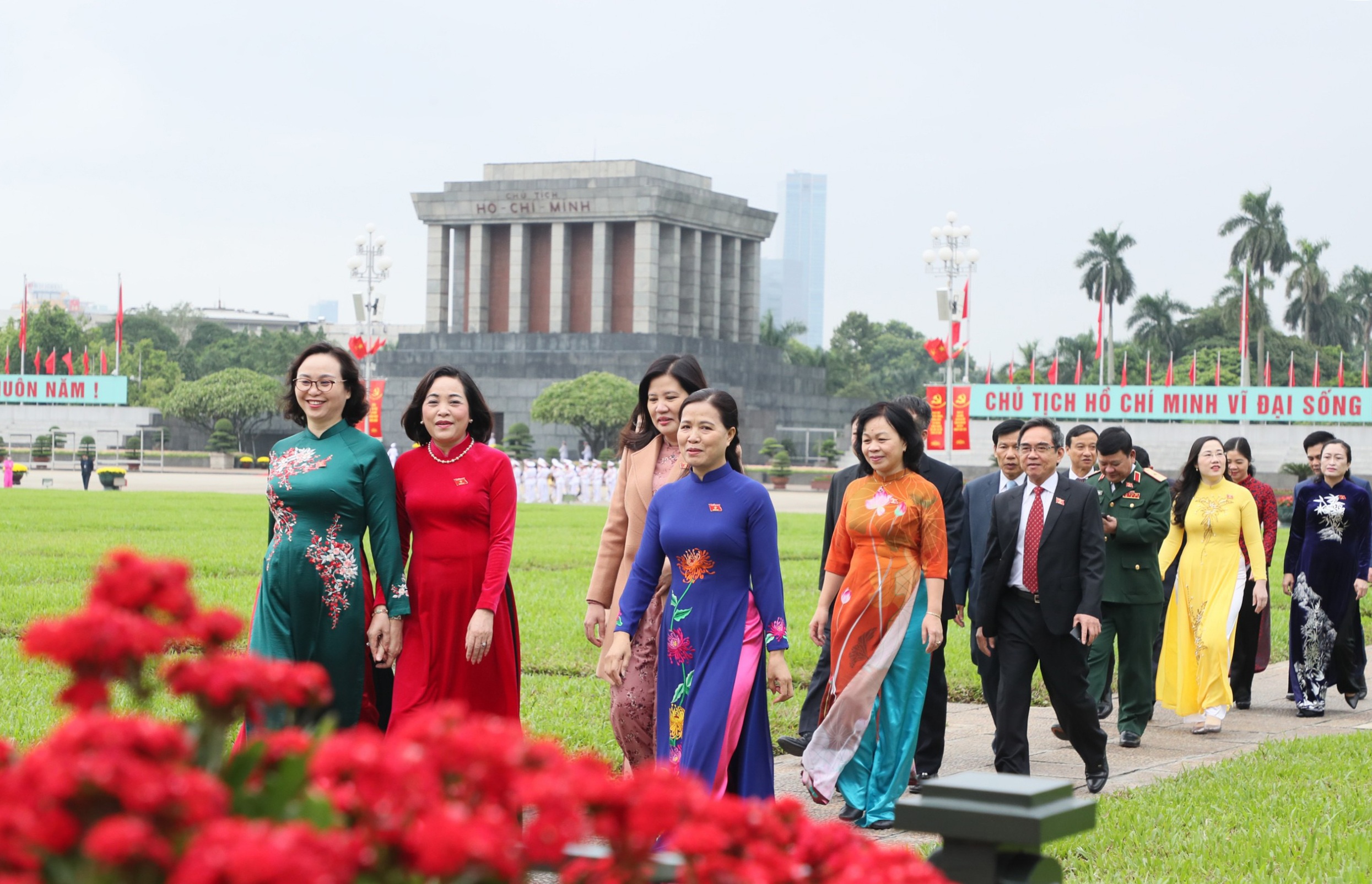 Đại biểu Quốc hội vào Lăng viếng Chủ tịch Hồ Chí Minh - 8 Đại biểu Quốc hội vào Lăng viếng Chủ tịch Hồ Chí Minh - 8