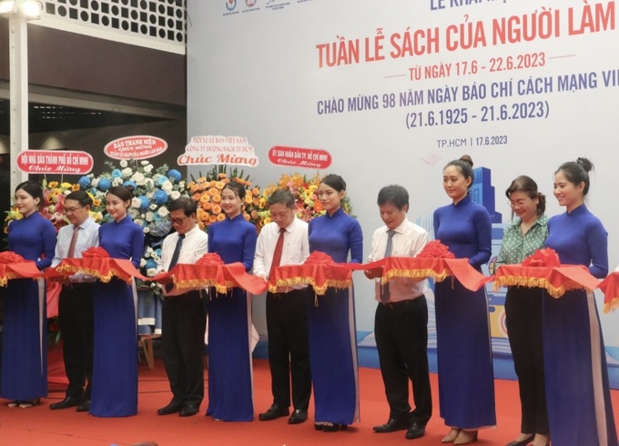 Cắt băng khai mạc “Tuần lễ sách của Người làm báo”.