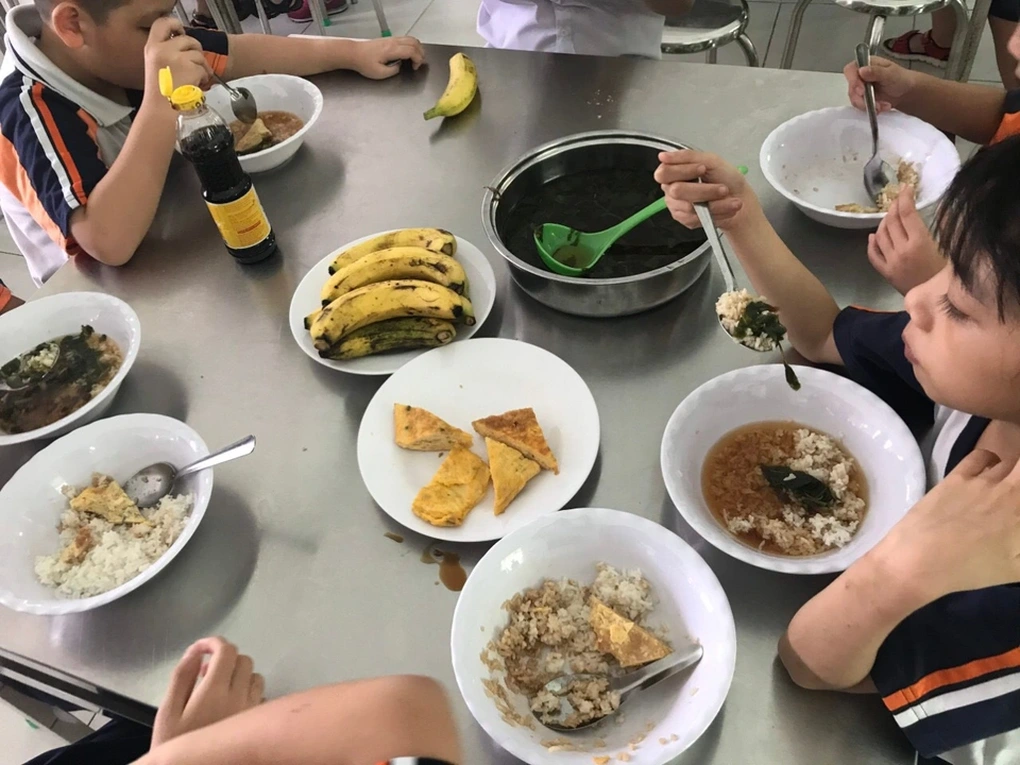 11 học sinh với 2 gói mì trộn cơm: Ăn luôn trên bữa ăn của học trò! - 4