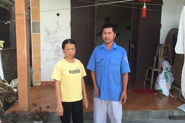 Người phụ nữ đau đớn trước cảnh chồng liệt nửa người, con liệt toàn thân