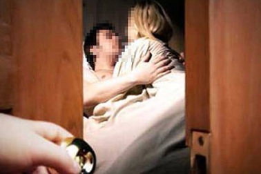 Con vác dao rượt chém trọng thương tình nhân của mẹ