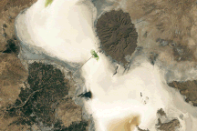 Thiên nhiên tàn khốc: Hồ nước lớn nhất Trung Đông biến thành bãi muối cạn