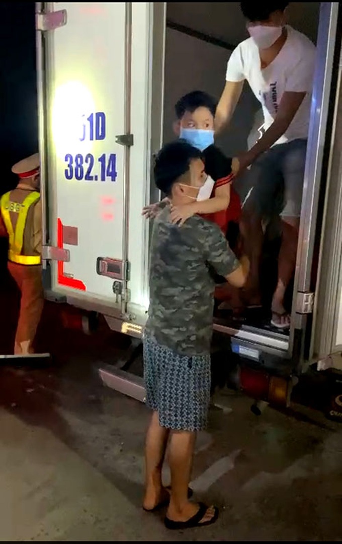 Bình Thuận: Truy bắt nhóm xe vận chuyển người qua chốt bằng xe đông lạnh - Ảnh 1.