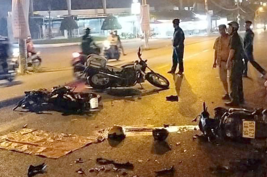 Tai nạn liên hoàn giữa 2 xe máy với mô tô đặc chủng CSGT, 3 người bị thương - 1 Tai nạn liên hoàn giữa 2 xe máy với mô tô đặc chủng CSGT, 3 người bị thương - 1