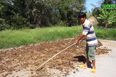 Người đàn ông làm nghề nhặt phân bò lấy tiền nuôi 4 người thân trọng bệnh.