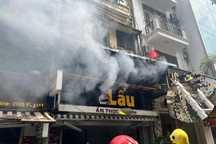 Cháy quán lẩu trên phố cổ Hà Nội