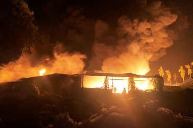 Nhà máy bao bì chìm trong biển lửa