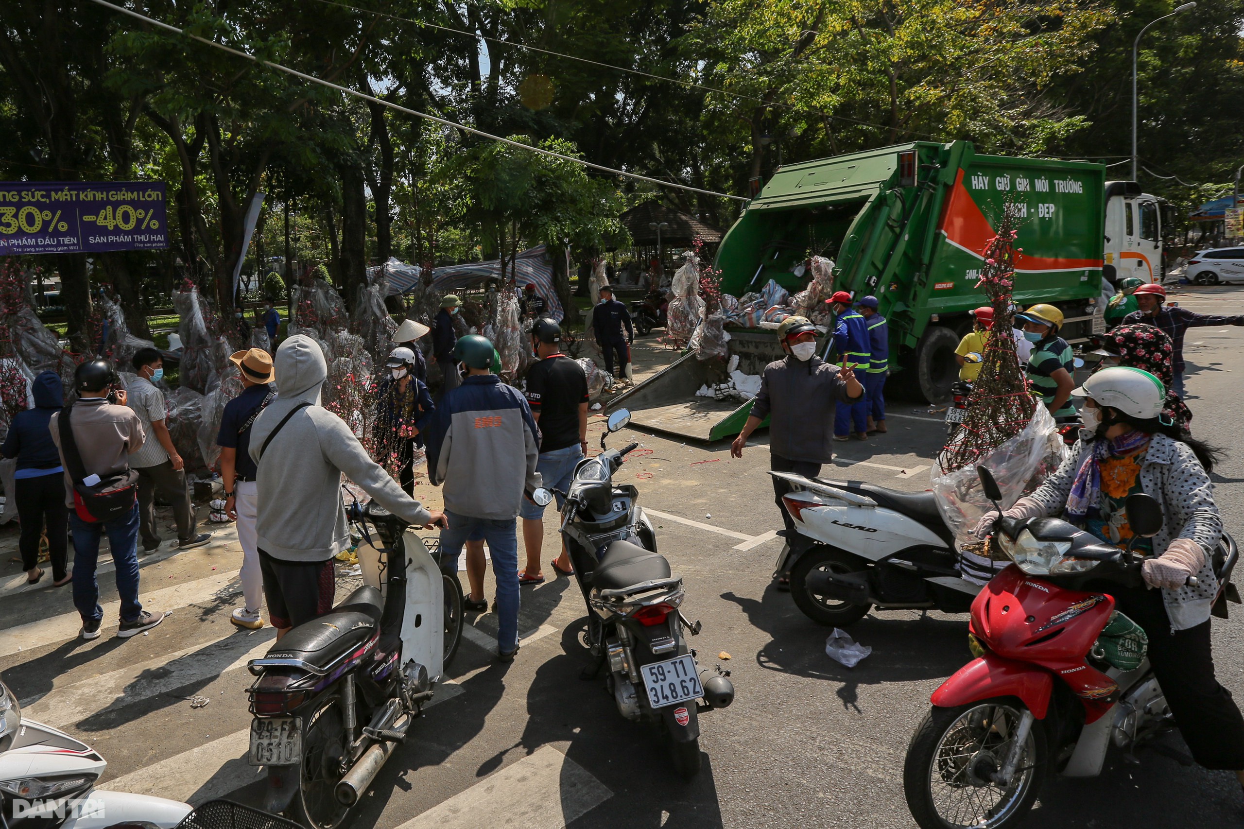 Thương lái đẫm nước mắt nhìn cảnh hàng nghìn chậu hoa Tết chuyển lên xe rác - 10 Thương lái đẫm nước mắt nhìn cảnh hàng nghìn chậu hoa Tết chuyển lên xe rác - 10