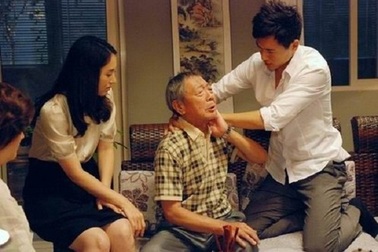 Cả nhà tôi khó xử khi bố chồng ngoại tình đột nhiên quay về