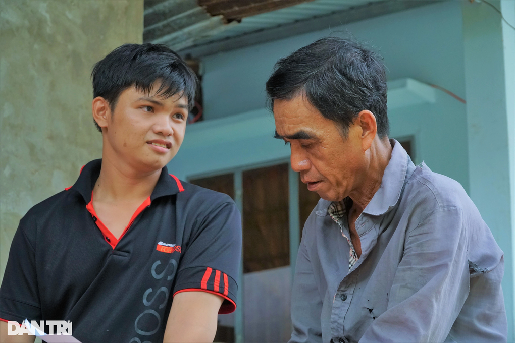 Ông bố nghèo 12 năm cõng con tới trường: Ngã cầu khỉ, té sông vẫn đi học! - 8 Ông bố nghèo 12 năm cõng con tới trường: Ngã cầu khỉ, té sông vẫn đi học! - 8