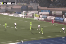 Đồng đội của Công Phượng có pha đá phản lưới nhà gây sửng sốt