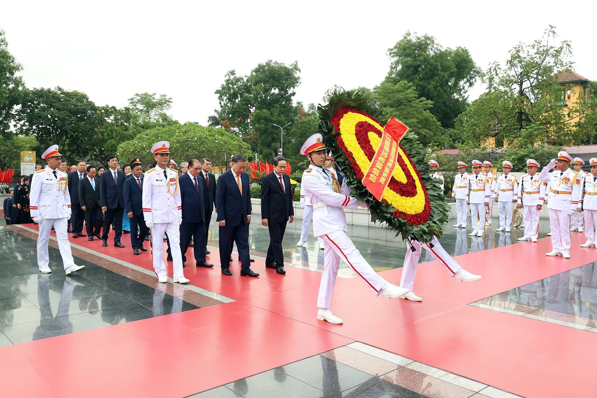 Hình ảnh lãnh đạo Đảng, Nhà nước vào Lăng viếng Bác nhân ngày 19/5 - 11