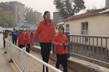 Bé gái 11 tuổi cao 2,1 mét, lập kỷ lục thế giới