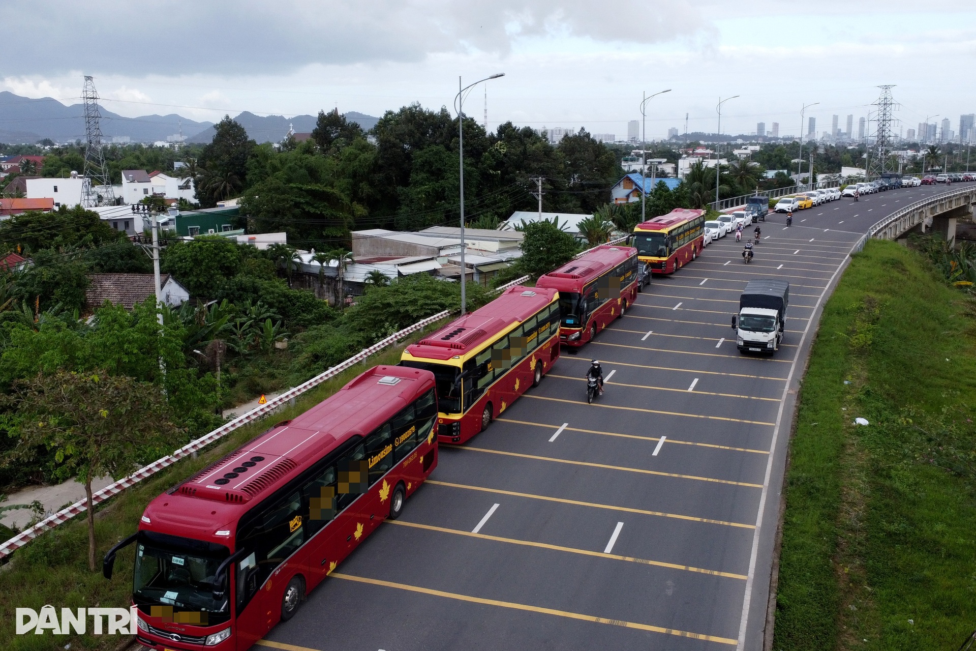Hàng trăm ô tô lại nối đuôi nhau lên cầu tránh lũ, người đi đường bất ngờ - 4 Hàng trăm ô tô lại nối đuôi nhau lên cầu tránh lũ, người đi đường bất ngờ - 4