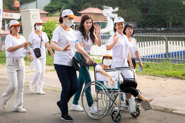 Hoa hậu Dương Yến Nhung đi bộ vì nạn nhân chất độc da cam