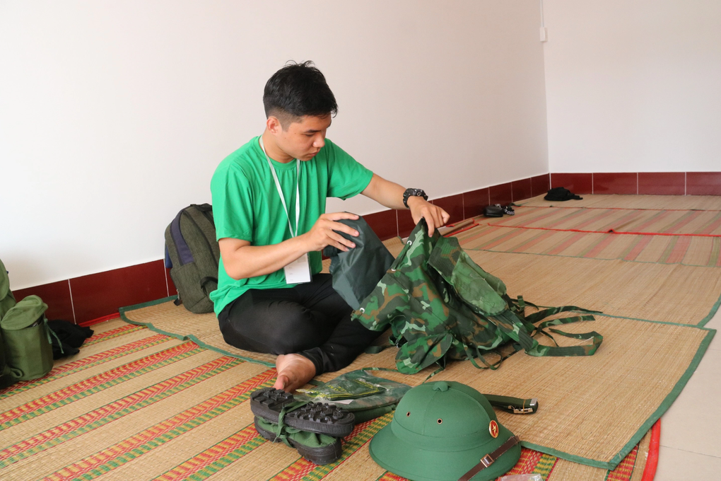 Hai thanh niên bỏ công việc, chức vụ, tình nguyện lên đường nhập ngũ - 1 Hai thanh niên bỏ công việc, chức vụ, tình nguyện lên đường nhập ngũ - 1