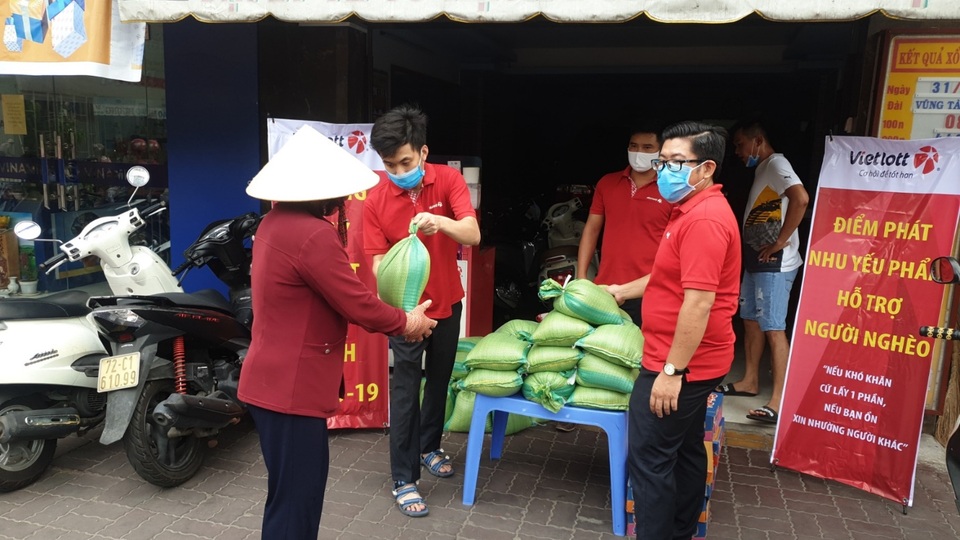 Vietlott giúp đỡ các hoàn cảnh khó khăn trong thời gian chống dịch Covid-19 - 1