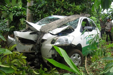 Taxi “lôi” cột điện đi gần chục mét