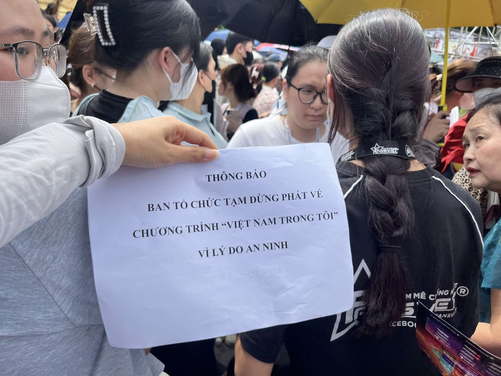 Hàng nghìn người xếp hàng từ 4h sáng lấy vé concert tại Nhà hát Lớn - 3 Hàng nghìn người xếp hàng từ 4h sáng lấy vé concert tại Nhà hát Lớn - 3
