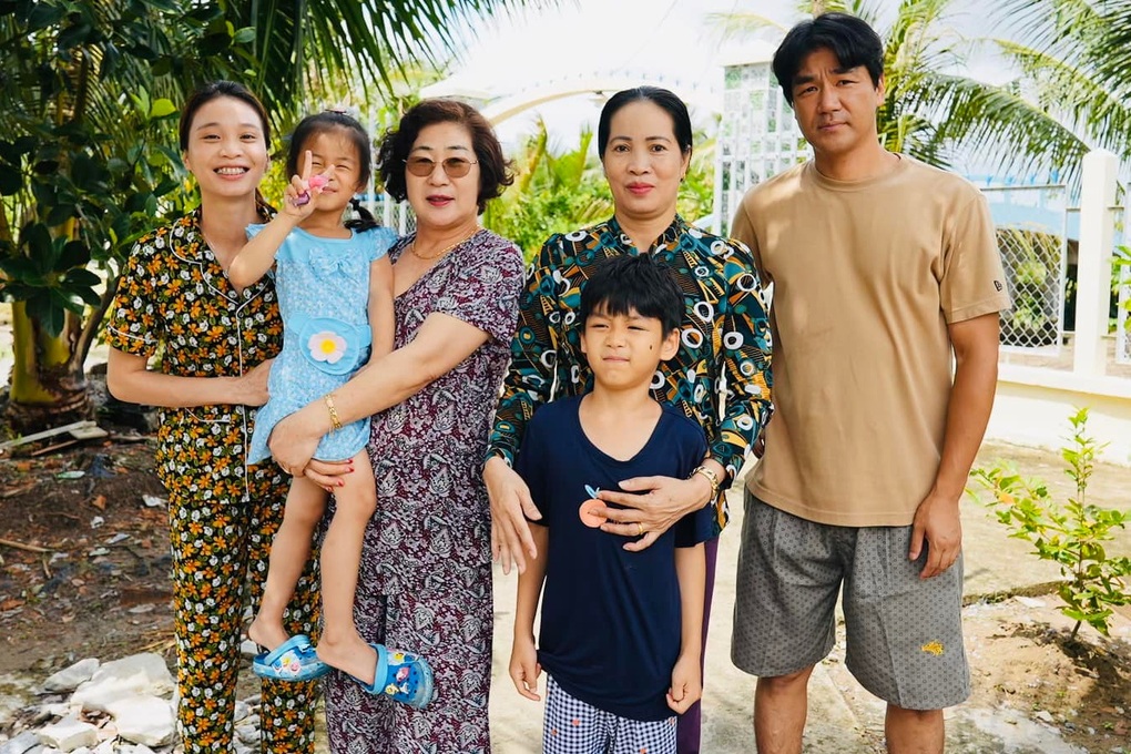 Mẹ chồng người Hàn Quốc gây sốt khi về miền Tây chèo thuyền, leo dừa - 1 Mẹ chồng người Hàn Quốc gây sốt khi về miền Tây chèo thuyền, leo dừa - 1