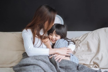 Đêm tân hôn, con riêng của chồng gõ cửa hỏi một câu khiến tôi bật khóc