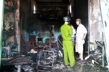 Cơ sở mui nệm bị thiêu rụi trong ngày mở hàng đầu năm