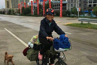 Ly hôn 18 năm, người phụ nữ U70 vẫn quay lại chăm sóc chồng cũ bị tai biến