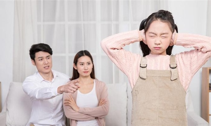 Cha mẹ nên giao tiếp với trẻ thường xuyên. Ảnh minh hoạ.