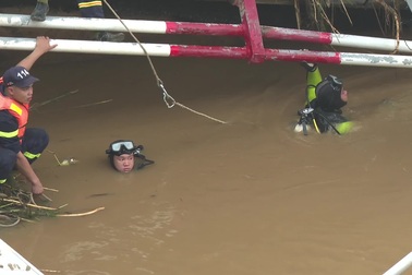 Lực lượng chức năng tìm kiếm nạn nhân mất tích vụ sập cầu Phong Châu