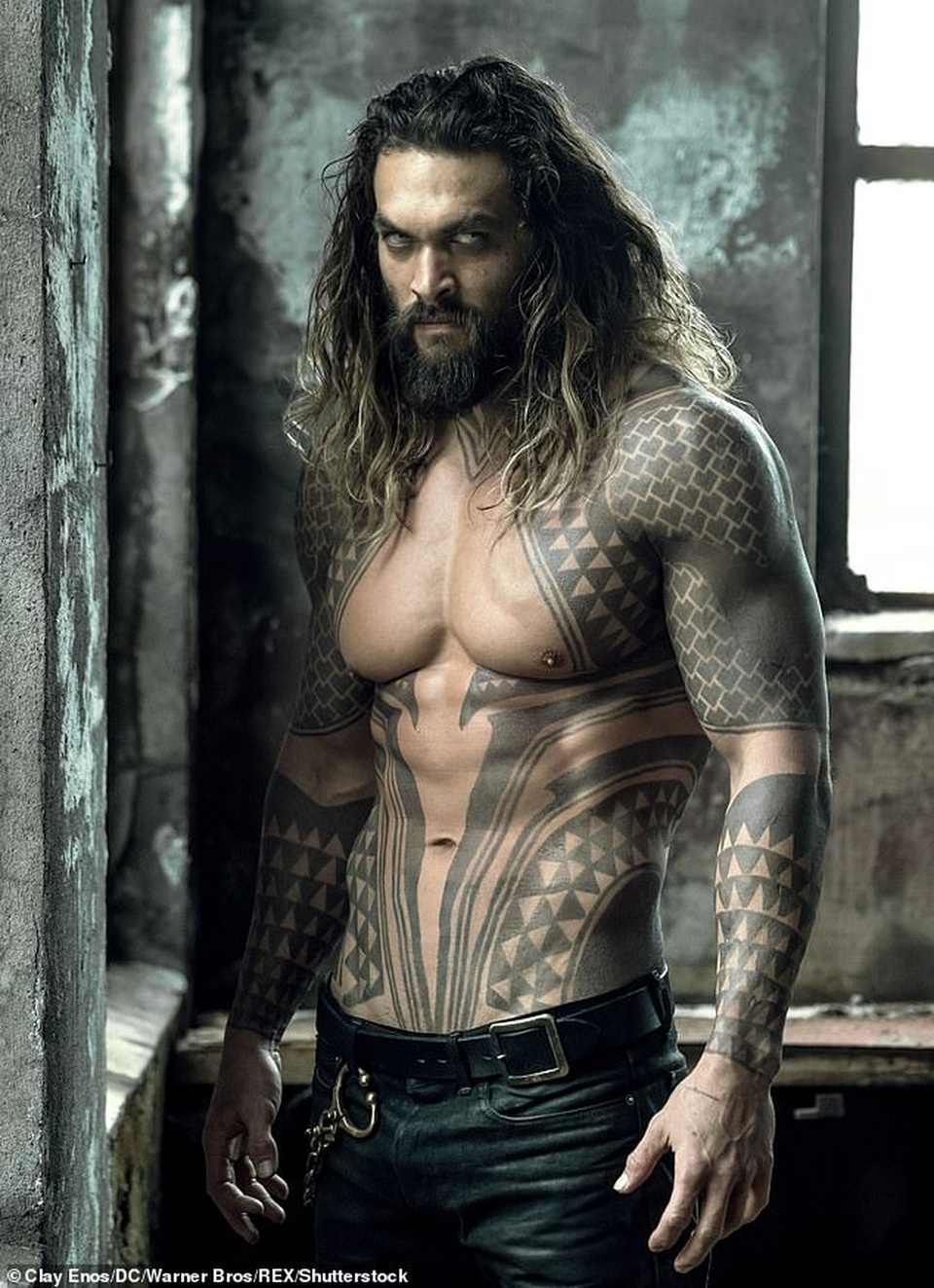 Water king Jason Momoa revealed that he loves the color pink and used to live in debt - 7