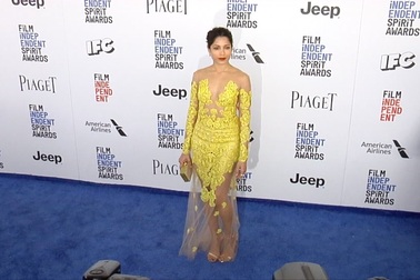 Freida Pinto quyến rũ với váy vàng