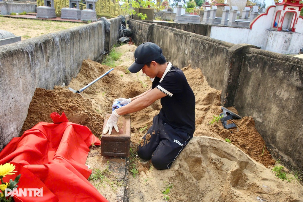 Người đàn ông gần một thập kỷ đi gom hơn 260 ngôi mộ bị lãng quên - 1