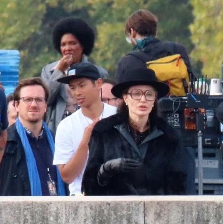Pax Thien apareceu no set, demonstrando apoio ativo a Angelina Jolie - 2 Pax Thien xuất hiện trên phim trường, tích cực hỗ trợ Angelina Jolie - 2