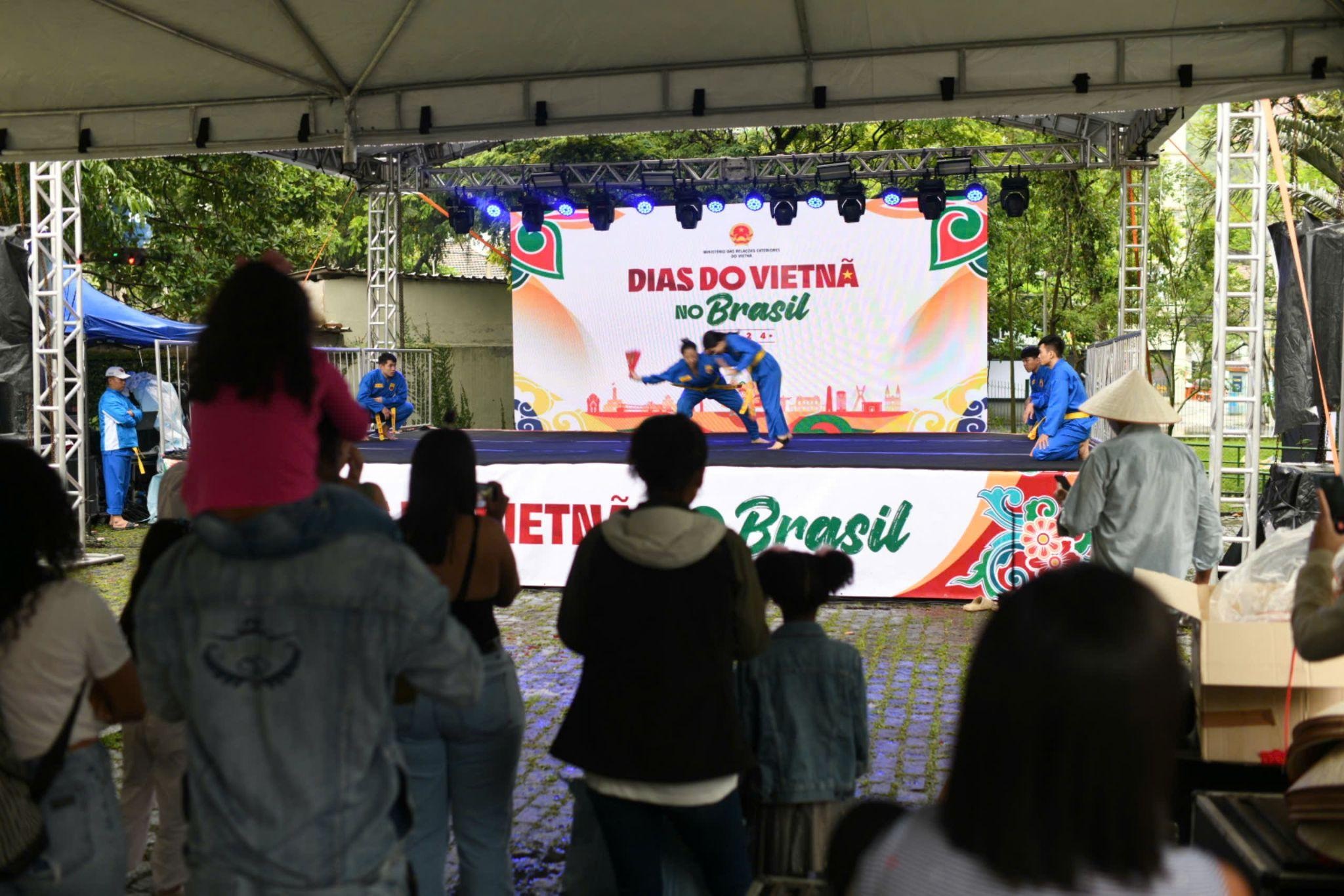 Orang Brazil membentuk patung tanah liat berbentuk bola dan menonton seni mempertahankan diri tradisional Vietnam dengan penuh semangat - 2 Người dân Brazil nặn tò he hình quả bóng, say sưa xem võ cổ truyền Việt - 2