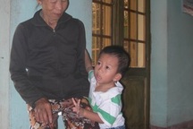 Thương cháu côi cút, bà già yếu chạy ăn từng bữa