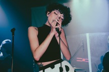 Nữ ca sĩ Gen Z được ví như "bông hồng đen", cá tính từ vẻ ngoài đến âm nhạc